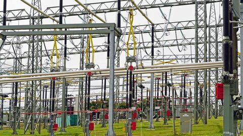 Blick auf ein Umspannwerk