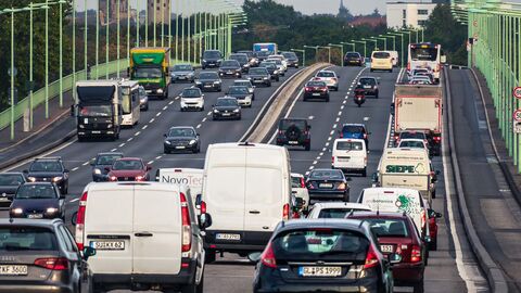 Mehrspurige Straße, befahren von Autos, Kleintransportern und Lastwagen