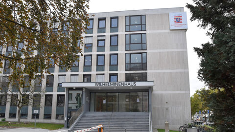 Das Wilhelminenhaus in Darmstadt Eingang eines mehrstöckigen Bürogebäudes