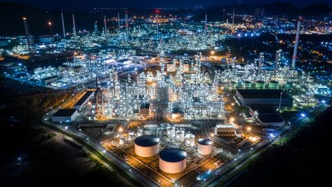 Eine Industrieanlage ist komplette stark beleuchtet