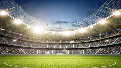 Stark beleuchtetes Fußballstadion Ein Fußballstation ist sehr stark beleuchtet