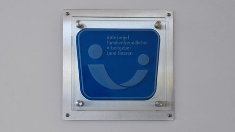 Das Gütesiegel Familienfreundlicher Arbeitgeber Land Hessen im Kollegiengebäude des Regierungspräsidiums