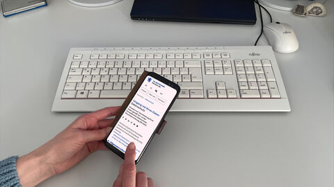 Datenschutzhinweise Eine Person schaut sich die Datenschutz-Hinweise des RP auf dem Smartphone an