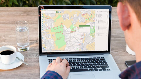 Auf einem Laptopbildschirm erscheint eine Karte 