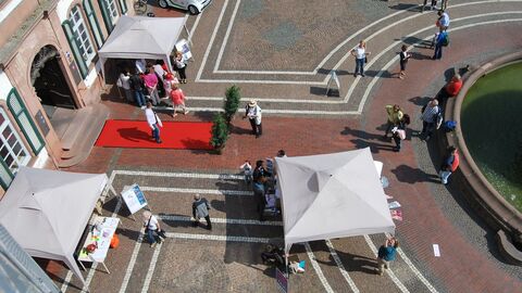 70 Jahre Regierungspräsidium - ein Fest von uns mit Ihnen Drei Infostände stehen vor dem Regierungspräsidium und viele Menschen halten sich dort auf