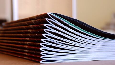 Auf einem Tisch liegen mehrere Prospekte