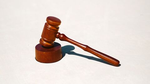 Recht Ein Richterhammer auf hellem Untergrund
