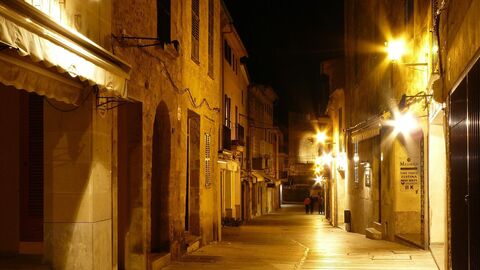 Stark beleuchtete Gasse Altstadtgasse mit vielen Lichtern
