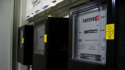 Mehrere Stromzähler an einer Wand im Keller
