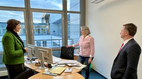 Regierungspräsidentin Brigitte Lindscheid (links) und Regierungsvizepräsident Dr. Stefan Fuhrmann waren heute Vormit-tag zu Besuch bei der Wiesbadener Umweltabteilung des Regierungspräsidiums Darmstadt. Außerdem auf dem Foto: Jutta Agricola, Leiterin des Abteilungsbüros. Regierungspräsidentin Brigitte Lindscheid (links) und Regierungsvizepräsident Dr. Stefan Fuhrmann waren heute Vormit-tag zu Besuch bei der Wiesbadener Umweltabteilung des Regierungspräsidiums Darmstadt. Außerdem auf dem Foto: Jutta Agricola, Leiterin des Abteilungsbüros.