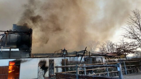 Dunkler Rauch steigt aus einem Gebäude