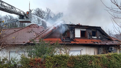 Brand einer Kfz-Werkstatt in Mörlenbach-Vöckelsbach 2021 Brennendes Gebäude wird von einem Kran aus gelöscht