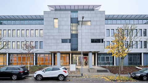 Kreuzberger Ring 17a + b in Wiesbaden Großes Bürogebäude fotografiert von der gegenüberliegenden Straßenseite aus