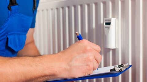 Techniker notiert Zählerstand einer Heizung