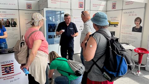 Viele Besucher am Hessentagsstand Das Team des Kampfmittelräumdienstes am Hessentag.