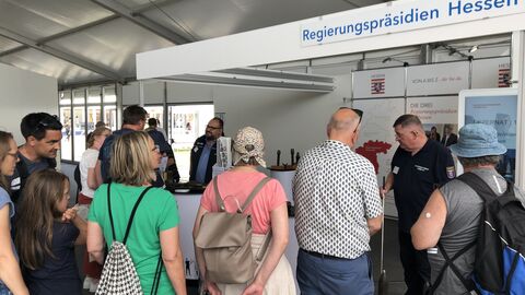 Tag 3 am Hessentag. Großes Interesse am Stand des Regierungspräsidium: Viele Menschen schauen sich die Exponate an.