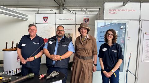 Dritter Tag am Hessentag. Regierungspräsidentin Brigitte Lindscheid mit dem Team des Kampfmittelräumdienstes
