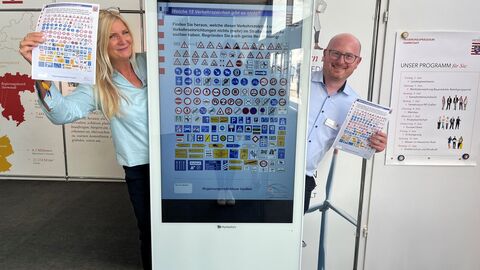 RP Gießen am RP-Stand Eine Mitarbeiterin und ein Mitarbeiter des Regierungspräsidium Gießen stellen das Wissen der Besucherinnen und Besucher mit einem Verkehrsquiz auf die Probe