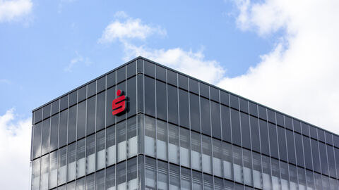 Kreditinstitute (Symbolbild) Büro-Hochhaus einer Sparkasse, dahinter blauer Himmel und helle Wolken