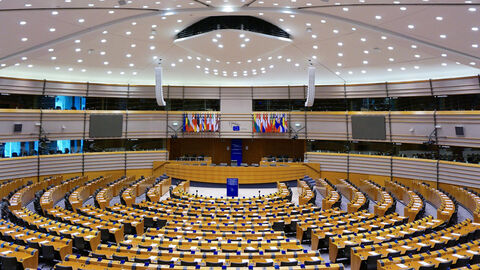 Großer Sitzungssaal ohne Personen, aufgenommen im Plenarsaal des Europäischen Parlaments in Brüssel