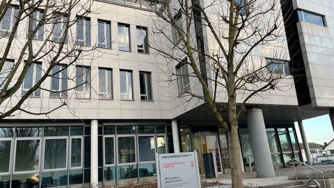 Bürogebäude mit Säulen im Eingangsbereich und Treppenaufgang