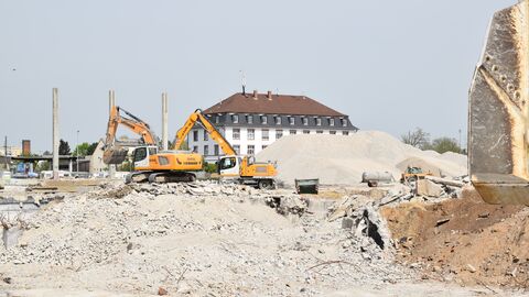 Bagger auf Schuttbergen