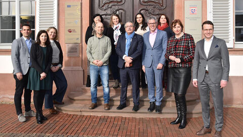 Mehrere Personen vor dem Tor eines historischen Gebäudes