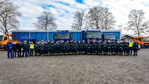 Zahlreiche Personen mit Uniformen in einer Reihe
