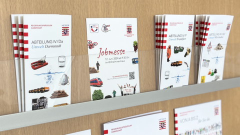 Wandregal mit verschiedenen Broschüren