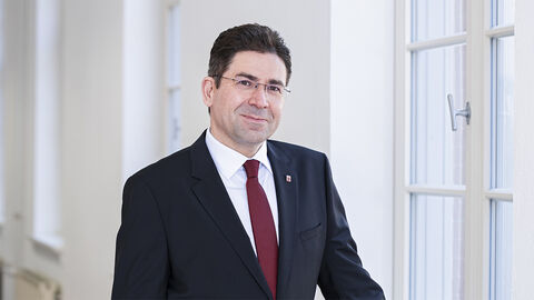 Prof. Dr. habil. Jan Hilligardt Portraitaufnahme von Prof. Dr. habil. Jan Hilligardt