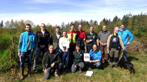 Vorstellung des Verbundkonzeptes in Flörsbachtal Drei Frauen und zehn Männer stehen gemeinsam auf einer Wiese vor einem Wald.