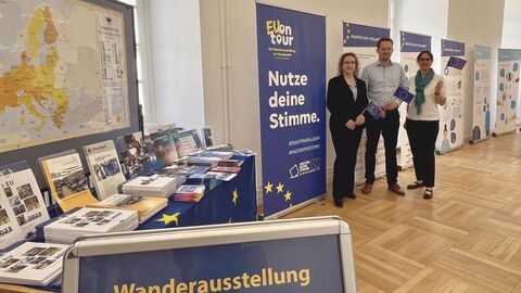 Ausstellung Europawahl Drei Personen stehen in Ausstellungsraum.