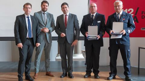 Fünf Männer, zwei davon mit Plaketten