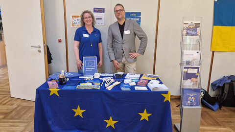 Europe Direct Darmstadt zu Gast im Justus-Liebig-Haus Zwei Personen hinter einem Tisch mit Informations- und Werbematerial