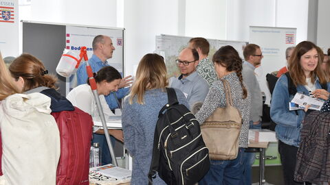 RP-Jobmesse Einige junge Menschen stehen an verschiedenen Infoständen und unterhalten sich.