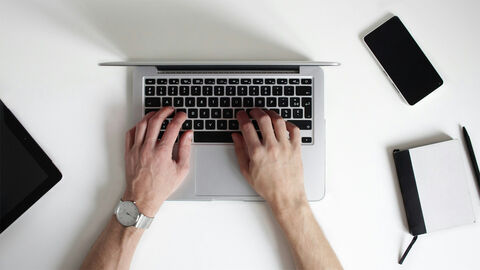 Online-Dienste (Symbolbild) Person tippt mit beiden Händen auf der Tastatur eines Laptops, Vogelperspektive