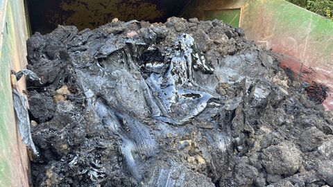 Schwarze, schmierige Masse