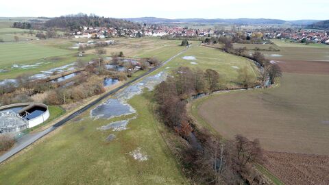 Luftaufnahme des Gewässer-Abschnitts auf Höhe der Kläranlage, der renaturiert werden soll Luftbild des Gebiets