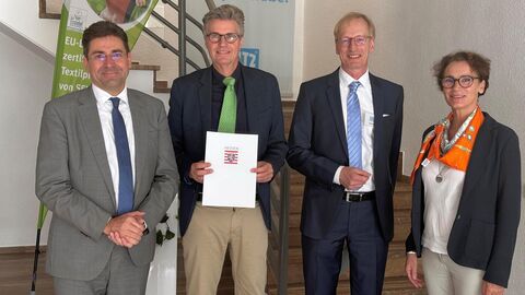 V.l.n.r.: Regierungspräsident Prof. Dr. Jan Hilligardt, Geschäftsführer Alexander Seitz, RP-Mitarbeiter Joachim Barton, Personalchefin Alix Seitz Drei Männer und eine Frau vor Treppe