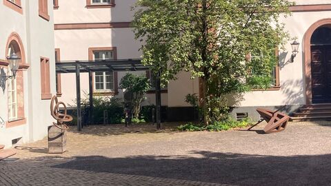 Skulpturen auf Boden im Freien