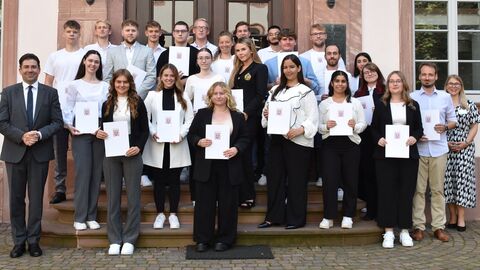Inspektoranwärterinnen und Inspektoranwärter Duale Studierende vor dem Dienstgebäude am Luisenplatz