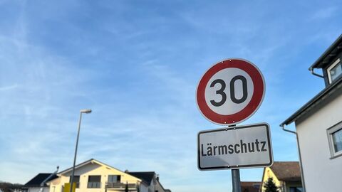 Rot-weißes Verkehrschild mit der Aufschrift 30 und Lärmschutz