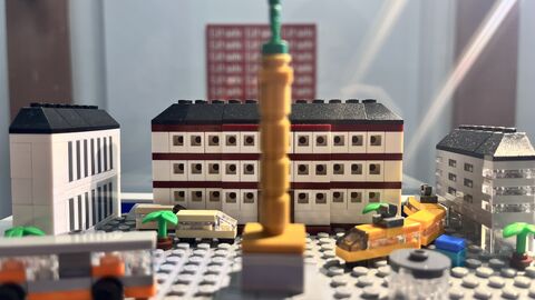 Miniatur-Nachbau des Kollegiengebäudes aus Klemmbausteinen.