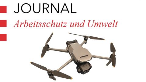 Drohne auf weißem Grund, darüber und darunter Schrift in Rot und Schwarz