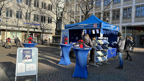 Zelt mit geschmückten Stehtischen und Infomaterial von Weitem