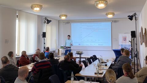 Vortrag bei der Weinbauwoche 2025 Ungefähr 20 Personen sitzen an Tischen und folgen einer Beamer-Präsentation