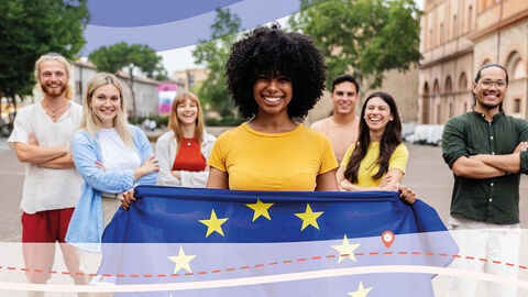 Europäische Union (Symbolbild) Junge Frau hält die EU-Flagge, hinter ihr weitere junge Leute