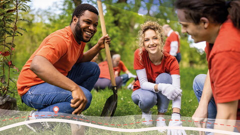 Engagement im ökologischen Bereich (Symbolbild) Drei junge Menschen mit Schaufel und Gartenhandschuhen