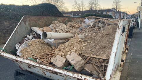 Bauschutt auf Container