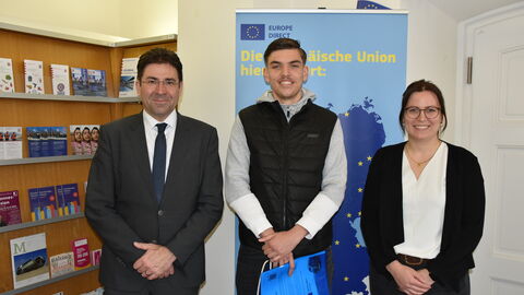 Drei Personen in Raum 